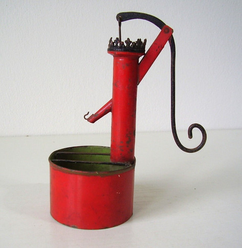Antiker blech brunnen - /, pumpe